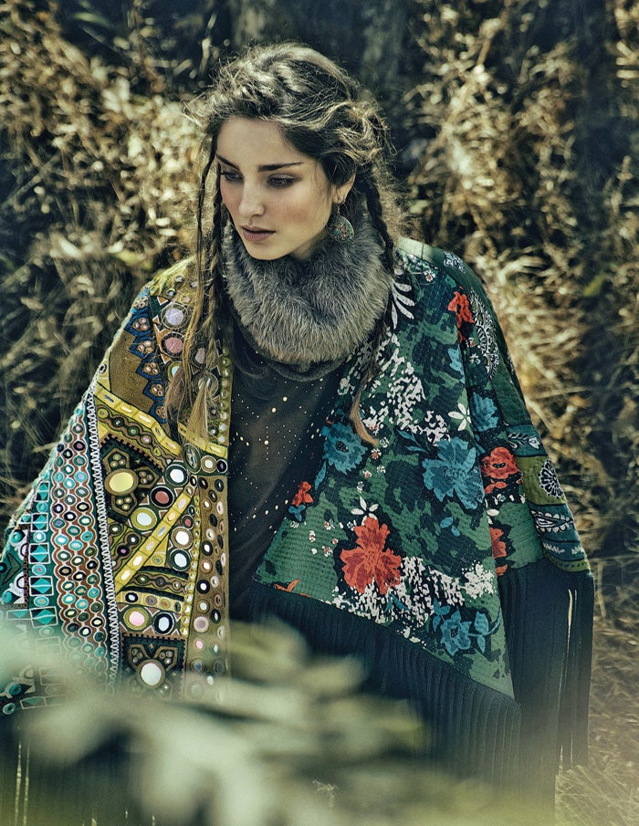 Poncho estampado de Burberry Prorsum, con cuello de pelo, de Buff. Camiseta de Dandara y pendientes de Nurbijou. Estilismo: José Herrera. Maquillaje y peluquería: Ricardo Calero (Talents) para Chanel y Bumble & Bumble.