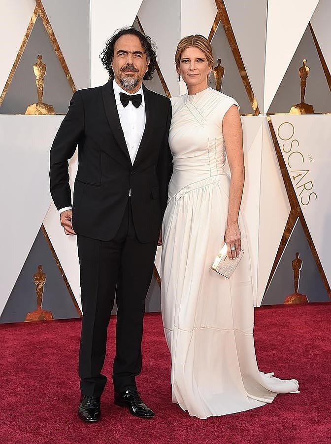 Uno de los grandes favoritos de la noche, posa con su mujer a su llegada a la ceremonia de los Oscar.