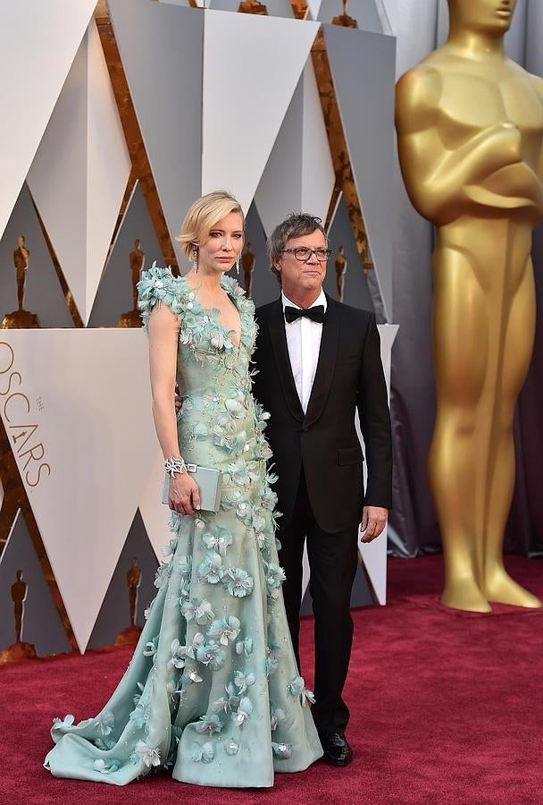 La actriz posó con varias personas, entre ellas, Tod Haynes.