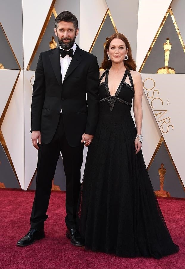 Julianne Moore y Bart Freundlich posan a su llegada a la alfombra roja más glamurosa del año.
