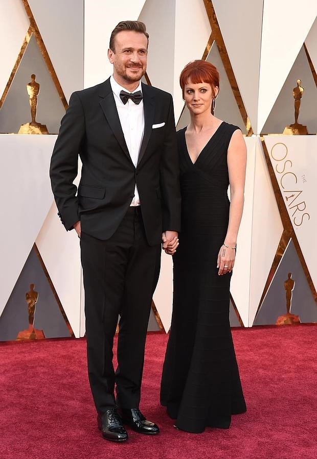 Jason Seagel posa con su mujer a su llegada a la 88ª edición de los Premios Oscar.