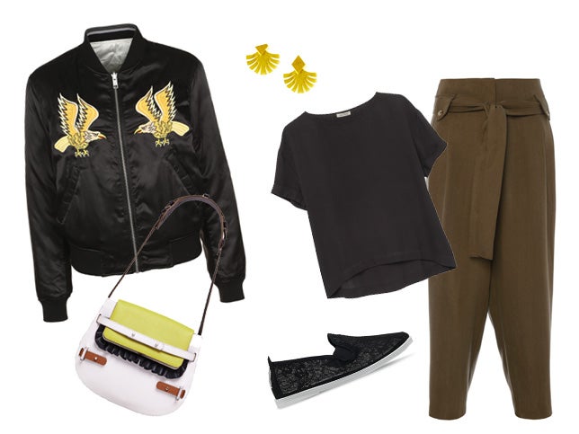 En Zalando encontrarás esta bomber negra de Diesel que puedes combinar con un pantalón de Adolfo Domínguez en verde militar, una camiseta básica como la que fichamos de American Vintage, unas Flossy de encaje y un bolso de Ana Locking para Acosta. Los pendientes son de Jewellcloning.