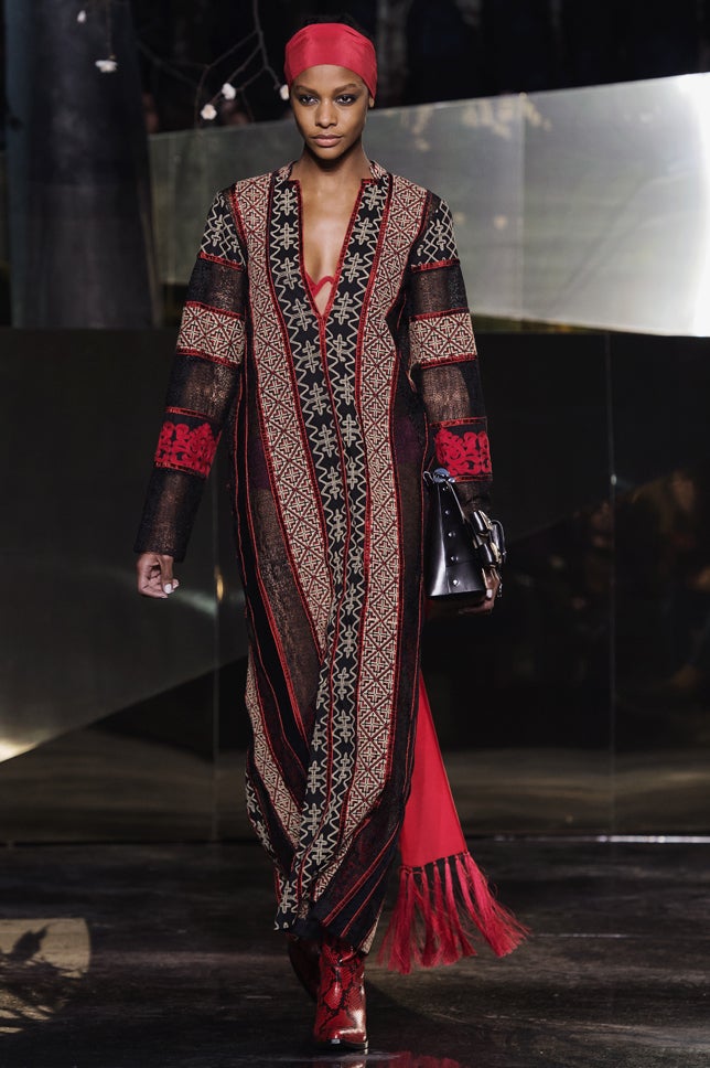 Los estampados de inspiración étnica de la túnica contrastan con el efecto pitón de las botas.