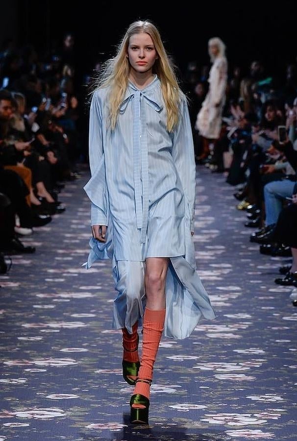 En color azul y con lazo al cuello, vestido de Rochas para la temporada otoño-invierno