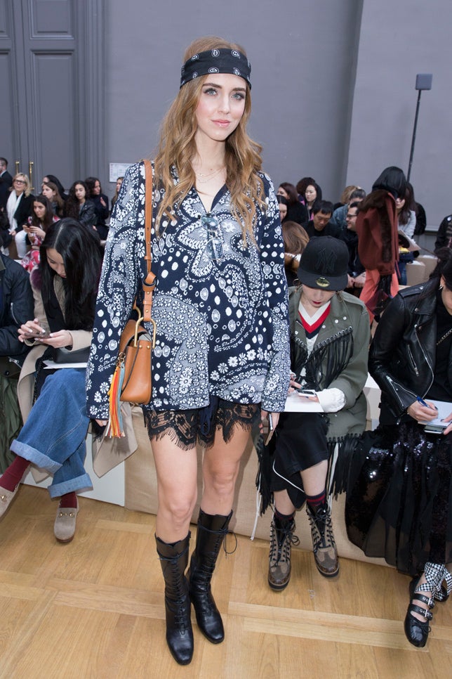 La bloguera se decantó por un llamativo look de inspiración 'boho chic' de la colección de Rochas.