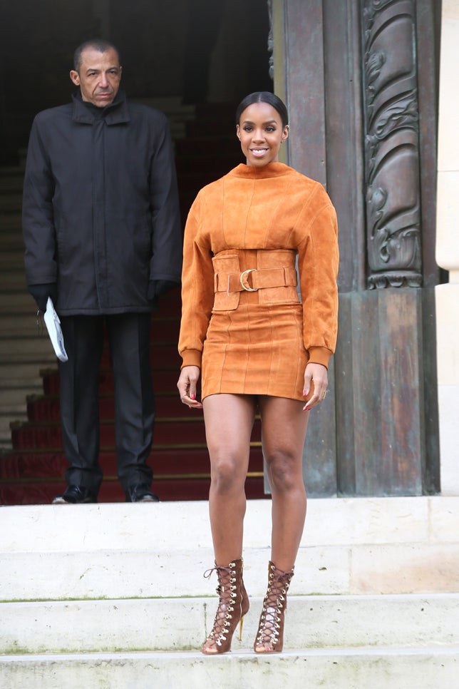 La cantante apostó por uno de los looks en ante de la colección de Balmain.