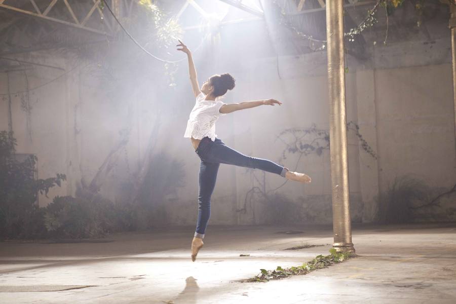 Una de las imágenes del rodaje del videoclip que la firma ha creado para promocionar la nueva línea de jeans