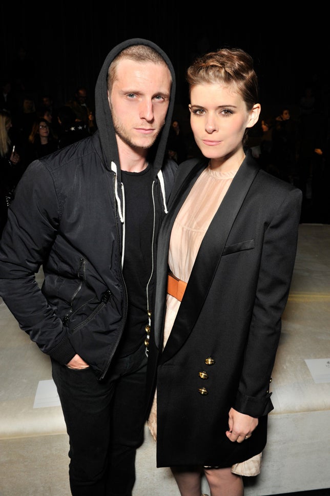 La actriz derrochó estilo superponiendo una maxi blazer a un vestido nude de estilo romántico.