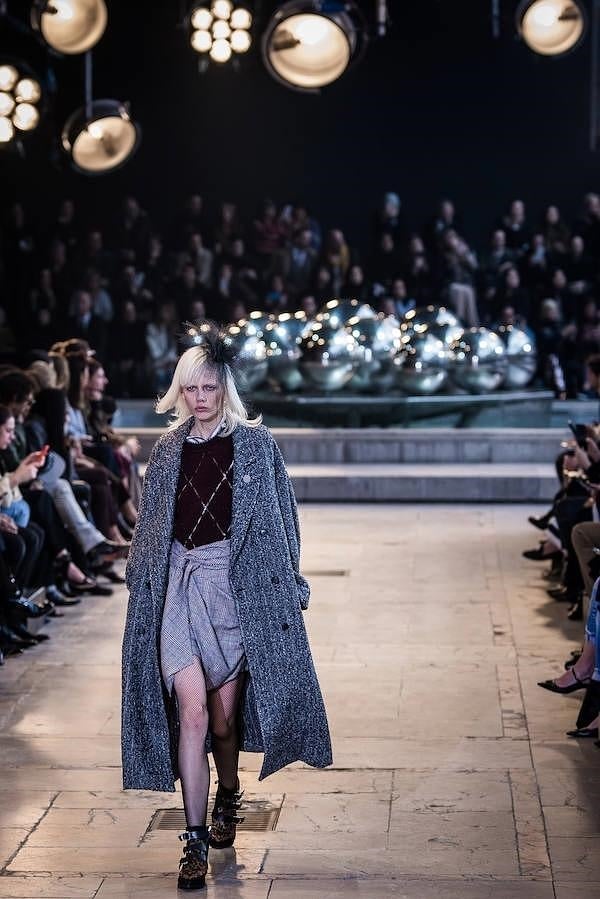 Vesttido oversize combinado con falda drapeada.