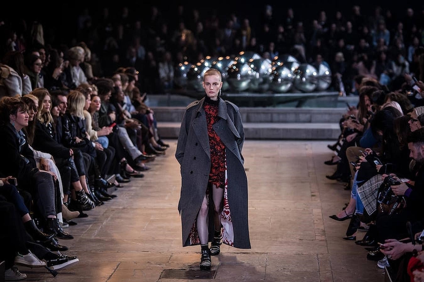 Abrigo de color gris con vestido estampado.