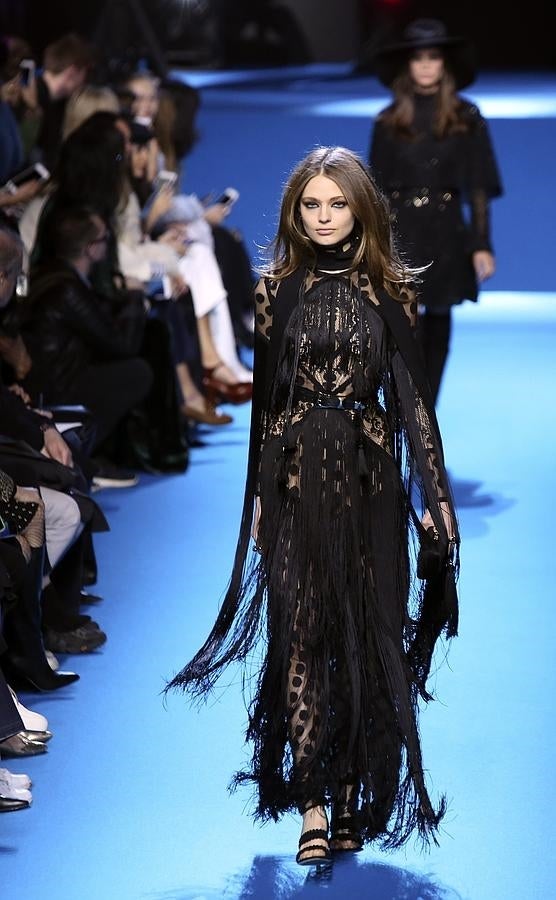 Vestido negro decorado con flecos.