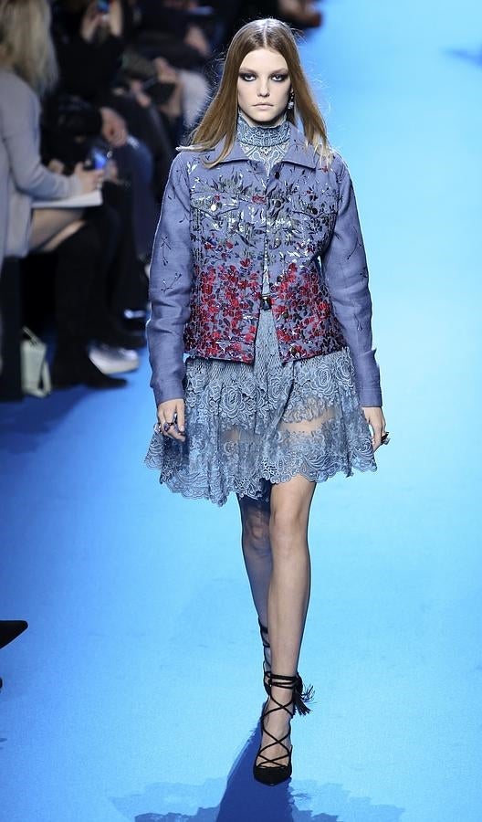 Vestido de encaje con chaqueta bordada.