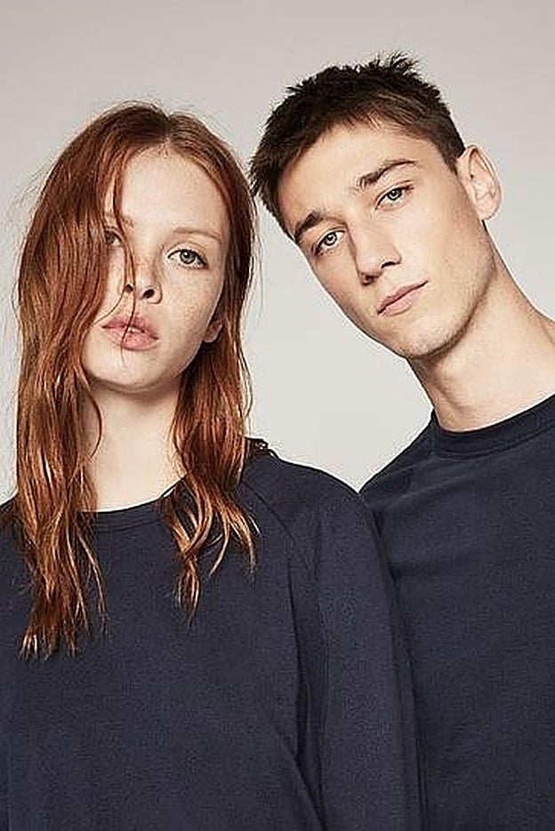 Suéter azul marino, de la colección 'Ungendered' de Zara