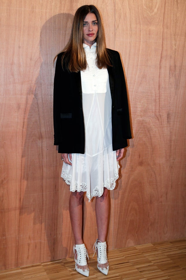 La modelo apostó por un LWD lencero que combinó con blazer negra y originales botines.