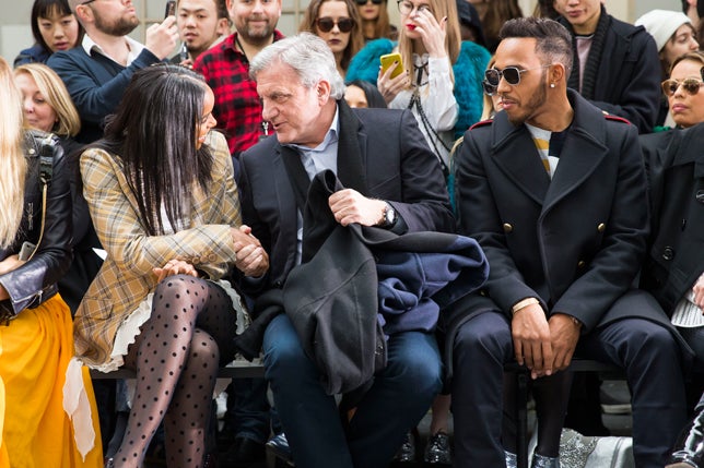 Kelly Rowland, Sidney Toledano y Lewis Hamilton no se perdieron las propuestas de Galliano desde la primera fila.