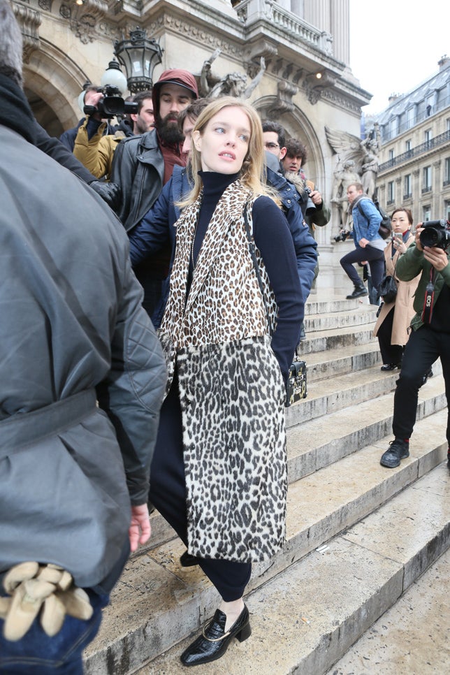 La modelo añadió un toque 'print animal' a su look total black con un maxi chaleco de estampado de leopardo.