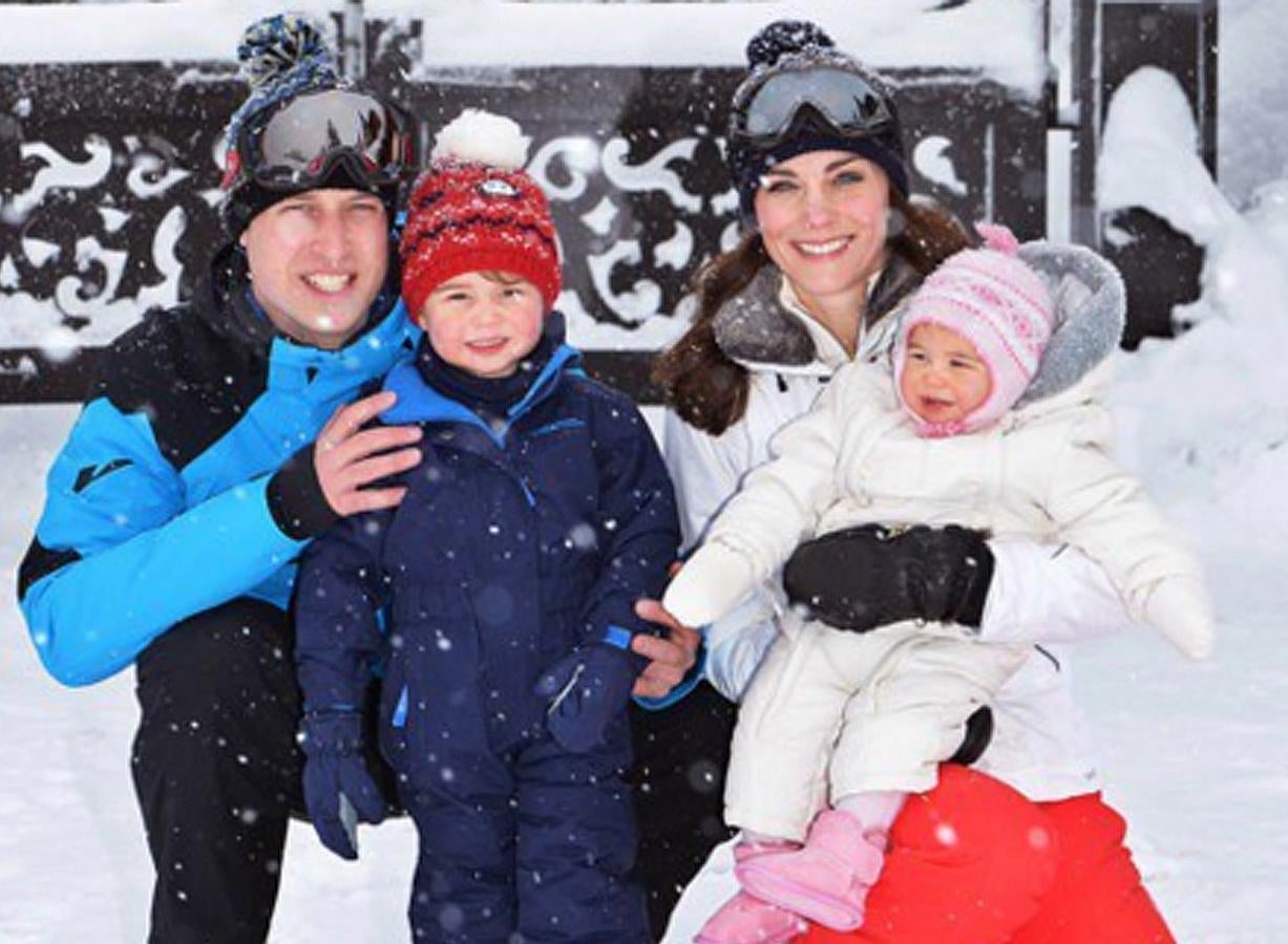 El príncipe Guillermo y Kate Middleton han llevado a sus dos hijos, Carlota y George, a pasar unos días en la nieve y han querido compartir las imágenes de esos días juntos