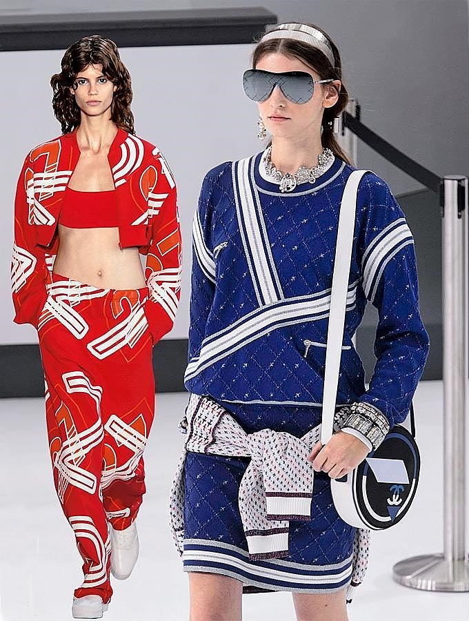 En el año olímpico, una de las apuestas de todos los grandes diseñadores ha sido la tendencia sporty. Eso sí, con un barniz de sofisticación que tiene como resultado unos looks más depurados. ¿Nuestro favorito? El de Chanel, de punto y con minifalda. Así, sí. (Lacoste, Chanel)