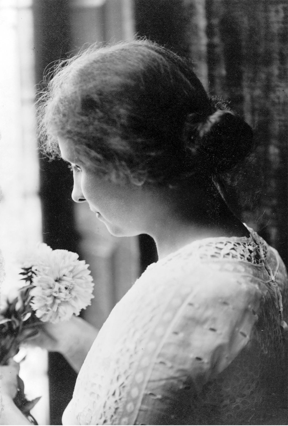Helen Keller fue una escritora, oradora y activista política sordociega estadounidense.