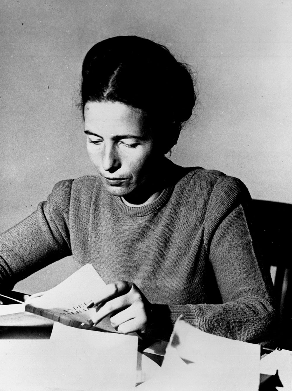 Simone de Beauvoir, escritora, profesora y filósofa francesa.