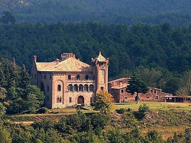 Aunque el jeque se instaló en el hotel Princesa Sofía, adquirió un importante patrimonio, formado por dos mansiones en la avenida Pearson, una de las más caras de Barcelona y seis fincas rústicas (una de ellas, la que ven en la imagen).