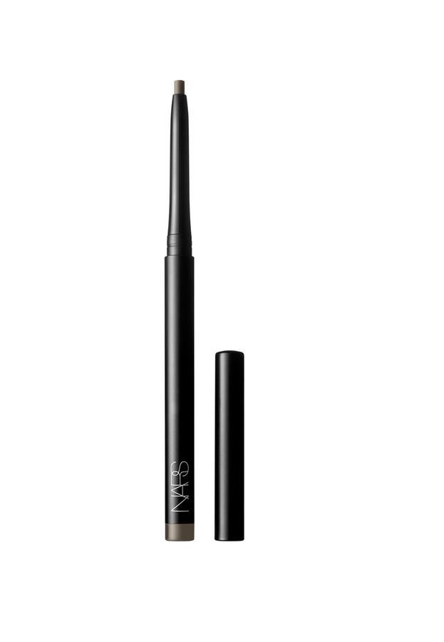 Un lápiz de cejas aterciopelado que aporta definición y un acabado natural y mate. El lápiz retráctil permite cambiar la forma, rellenar y diseñar las cejas y su punta ovalada aporta un control total sobre la forma de la ceja. Sus ingredientes naturales garantizan que las cejas permanezcan hidratadas y suaves. 4 tonos. (Precio: 22€).