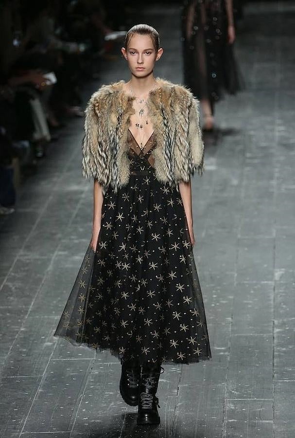 Además de las zapatillas de ballet, la firma viste a las modelos con botas para acompañar a sus delicados vestidos