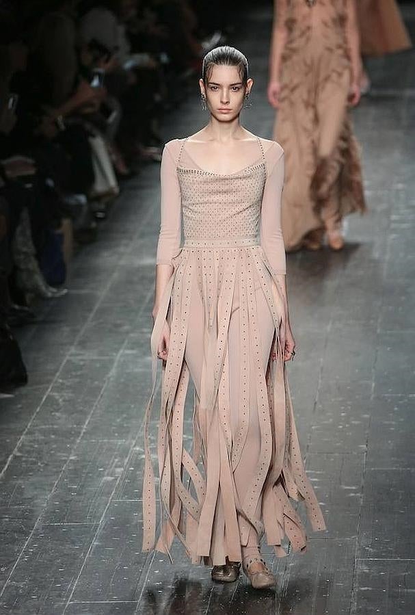 Un tono propio de las bailarinas es este color maquillaje que teñía vestidos, faldas y bodies sobre la pasarela.