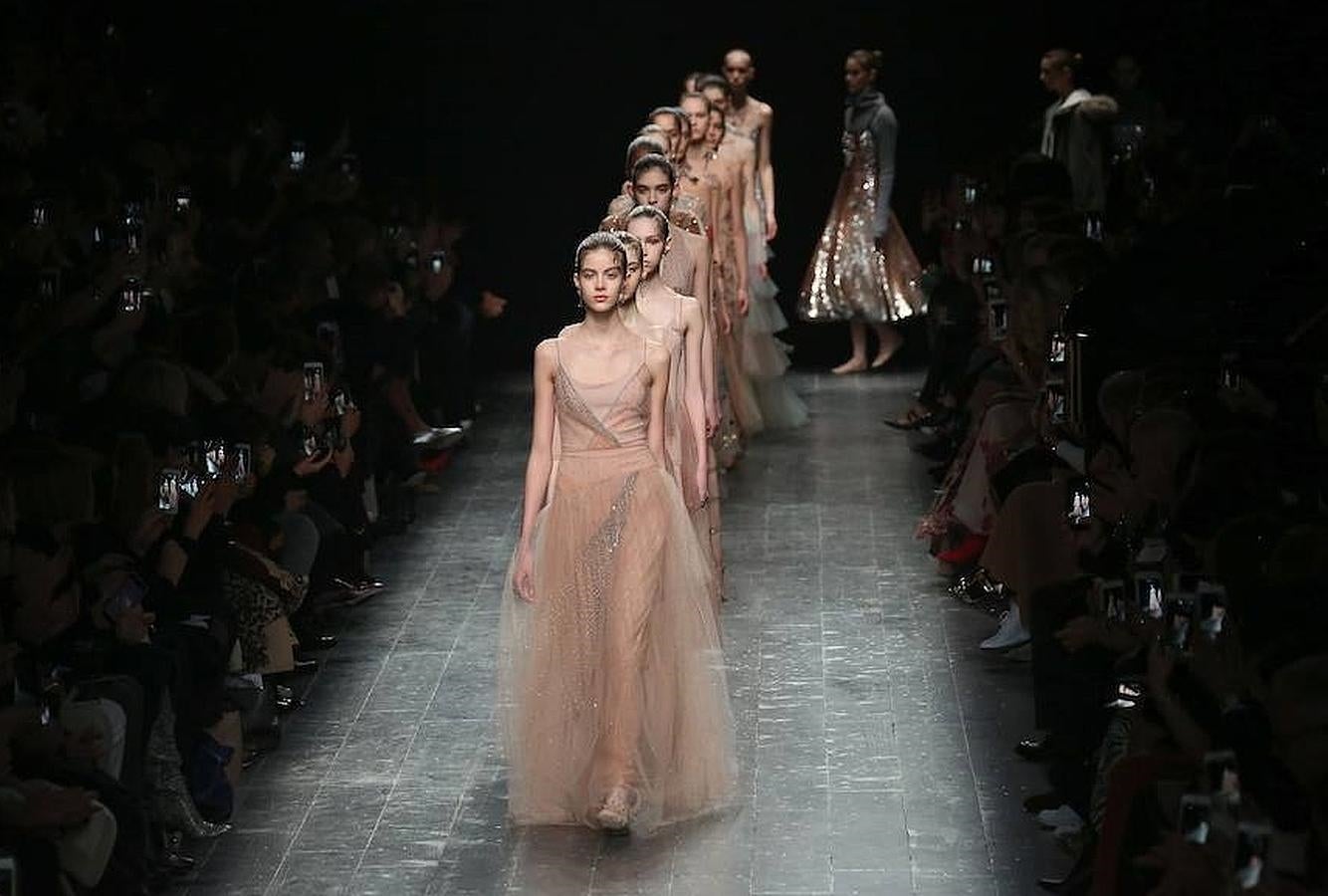 Así finalizaba el desfile de la firma en la Semana de la Moda de París