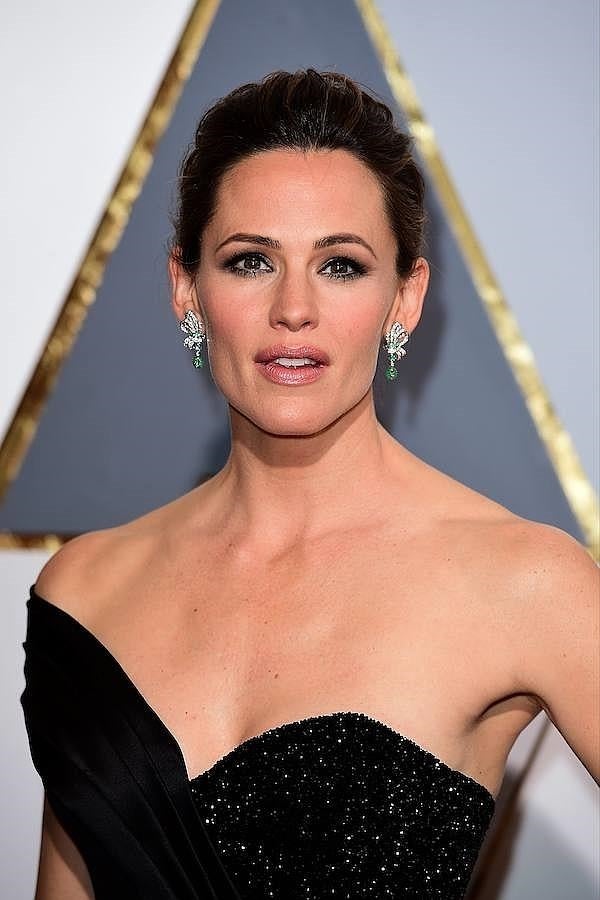 Jennifer Garner lució un moño de bailarina con volumen en las raíces en la gala de entrega de los Oscar 2016.