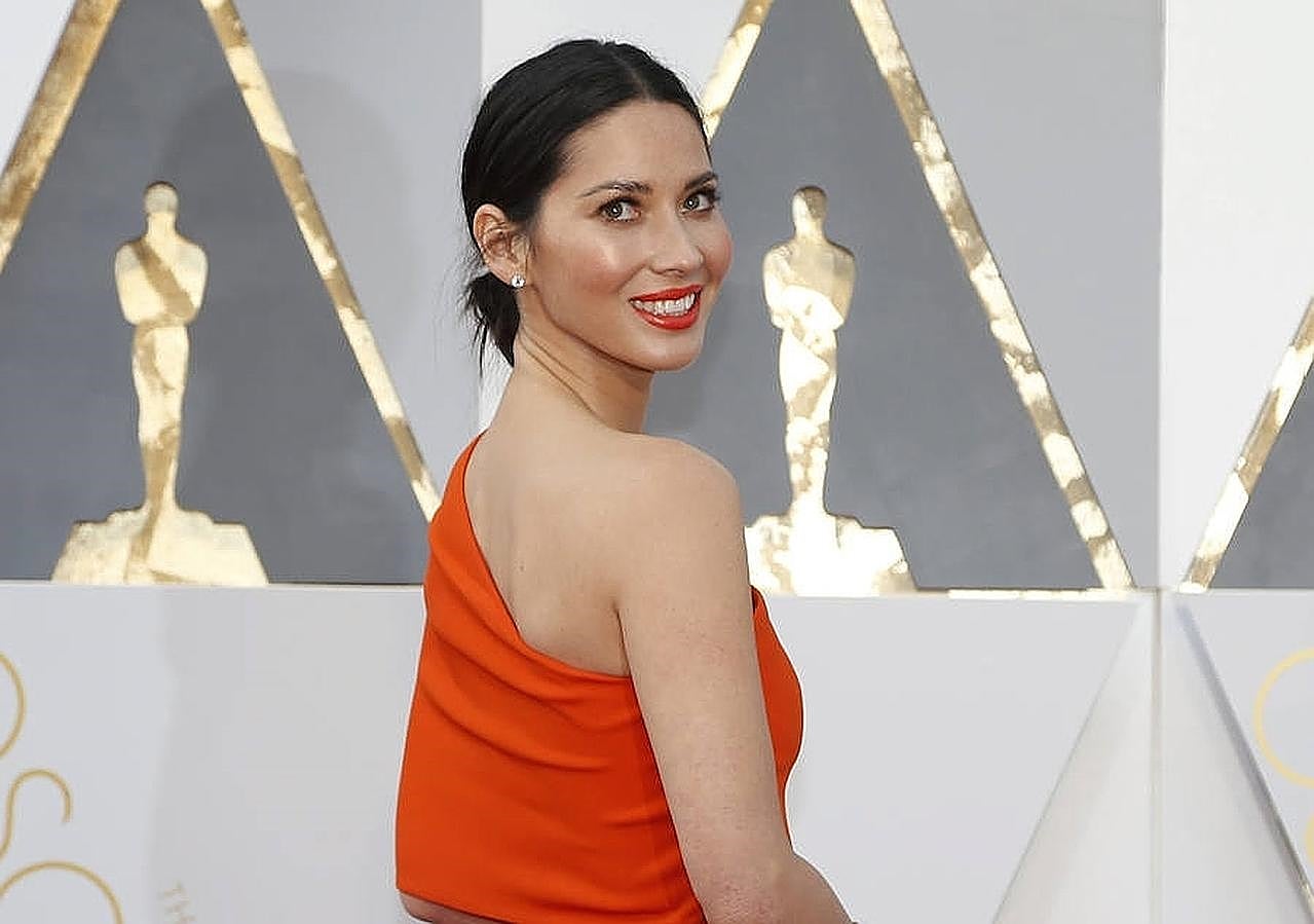 Olivia Munn fue una de las más elegantes en los Oscar 2016. Su peinado fue un moño de bailarina informal, con algunos pelillos sueltos, y raya en medio.