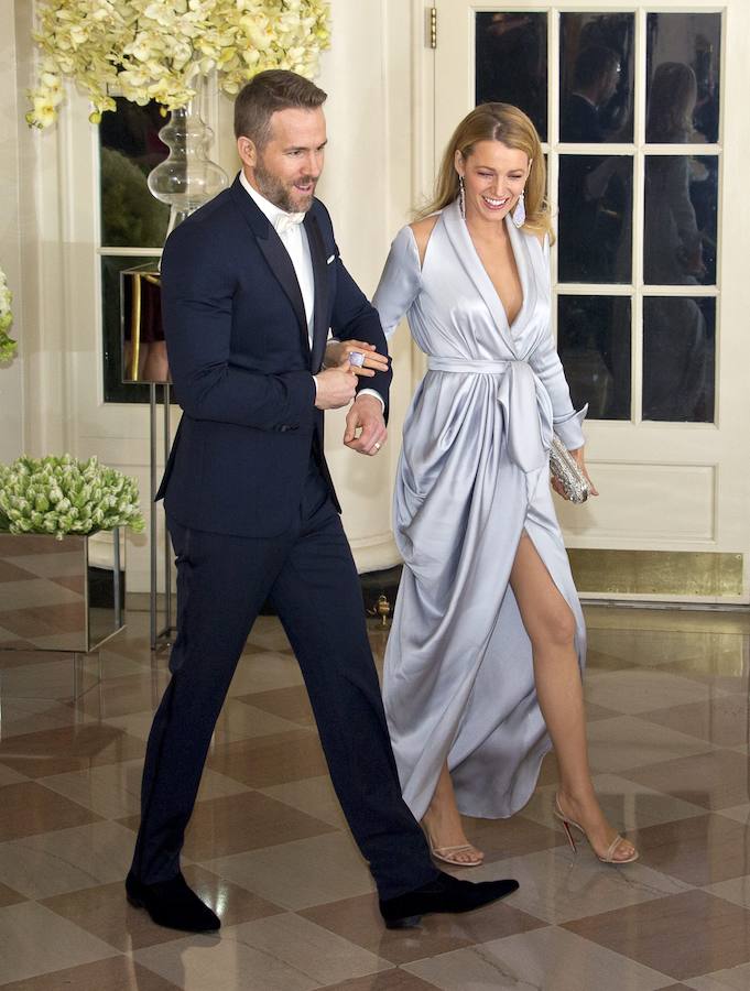La actriz lidera nuestra lista de las mejor vestidas de la semana gracias al diseño metalizado de Ralph&Russo con el que acudió a la cena en honor del Primer Ministro de Canadá. Junto a ella, su marido, también muy elegante de Ralph Lauren.