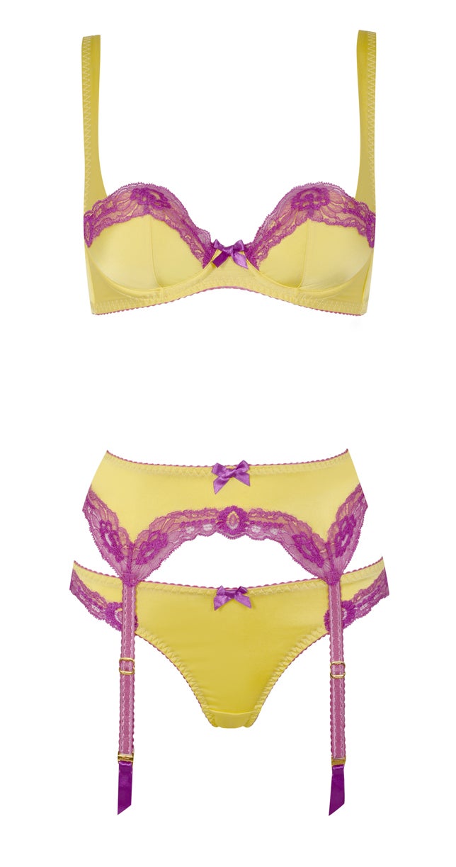 El amarillo también se adueña del cajón de tu ropa interior con conjuntos tan sexys como este, con detalles en contraste en fucsia.