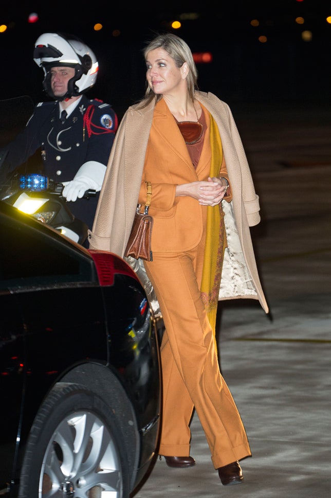 A su llegada al aeródromo de Velizy-Villacoublay comprobamos que Máxima de Holanda no se olvida de la moda ni en los trayectos de sus viajes. En esta ocasión, la Reina hizo un guiño a Holanda apostando por un traje de estética sententera en color naranja como protagonista de un look en el que llama la atención el maxi collar que lució, y el maravilloso bolso de mano en piel de serpiente grabada y asa de madera.