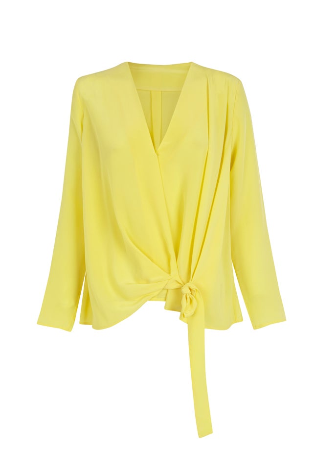 Blusa fluida con detalle de lazo, perfecta para ir a la última y derrochando estilo las 24 horas del día.