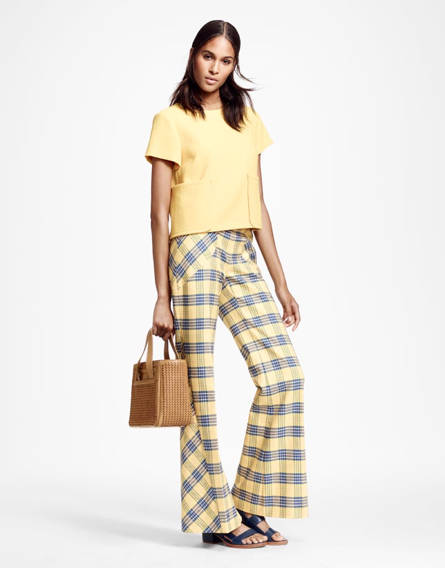 La firma americana introduce el amarillo en nuestro armario con looks de inspiración años '70 como este (c.p.v.).