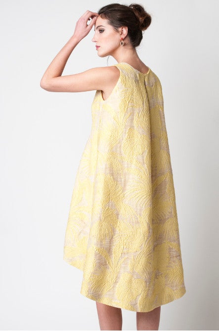 Y si seguimos con la temporada 'bbc', este modelo con largo asimétrico en vainilla y nude es una opción perfecta para ser la invitada más elegante.