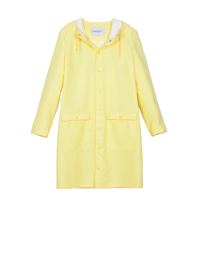 Una prenda exterior impermeable es imprescindible durante la primavera. Este modelo amarillo de Max&Co. ya se ha convertido en uno de nuestros abrigos de entretiempo favoritos.