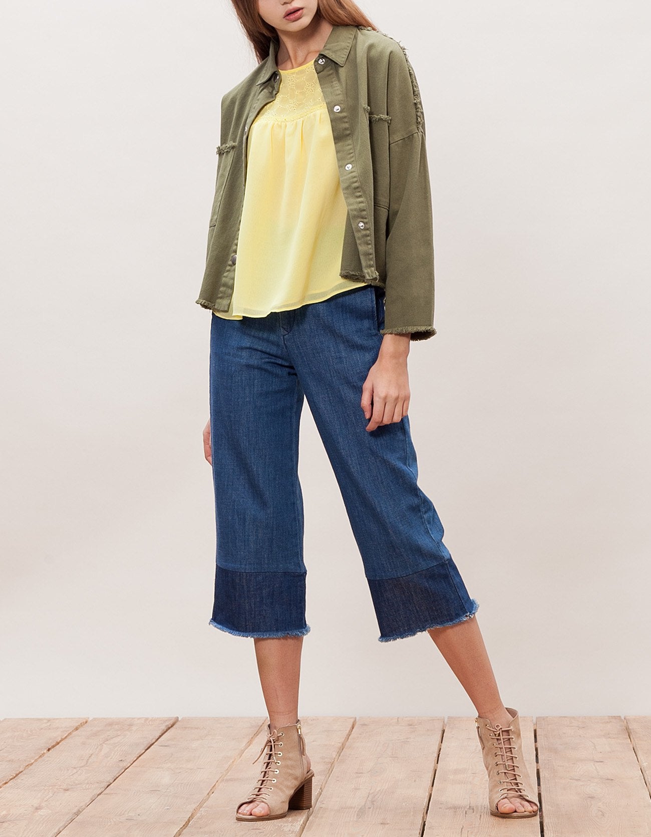 Sencilla y versátil, este modelo de Stradivarius se convertirá en una de las prendas a las que más recurras esta primavera (15.95€).