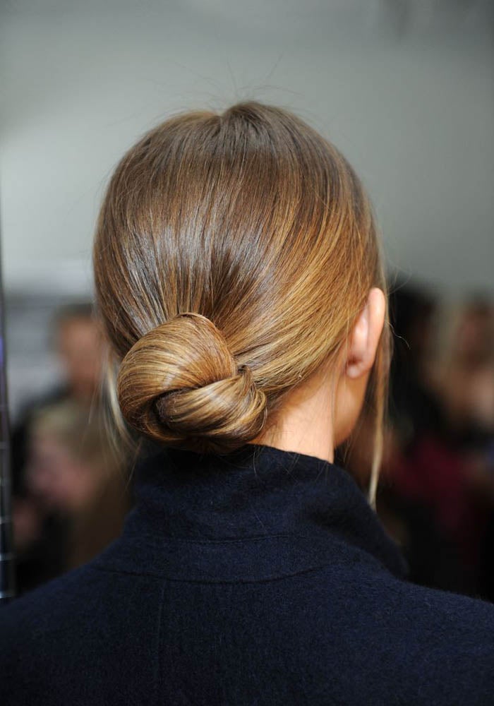 Para las manos más expertas este moño ofrece numerosas versiones como este recogido con doble giro.