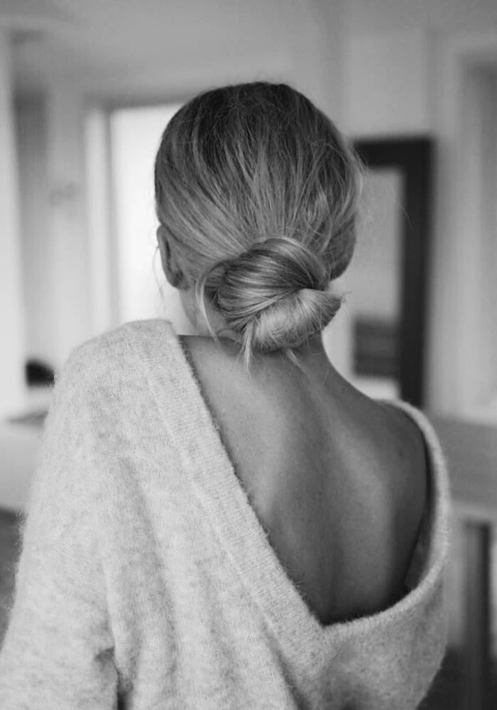 Con un efecto menos trabajado el moño de doble giro queda perfecto para un look básico para nuestro día a día.