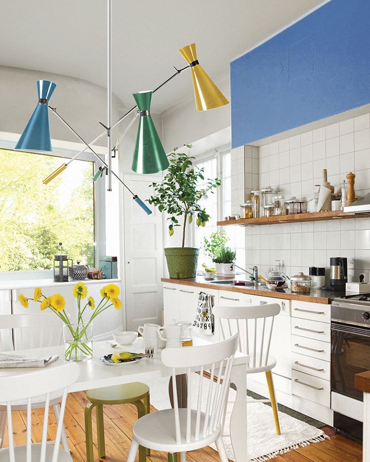 La casa de lámparas e iluminación apuesta por introducir sutiles notas en amarillo a través de detalles como esta lámpara móvil