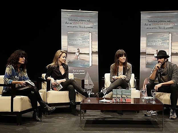 Inma Cuesta, Silvia Abascal y Álex García arroparon a Vanesa Martín con un recital de poemas de 'Mujer Océano', su primera obra de poesía.