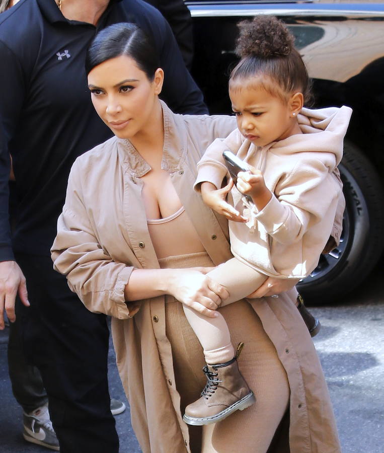La hija de Kim Kardashian, North West, luciendo un moño alto o ‘top knot’.