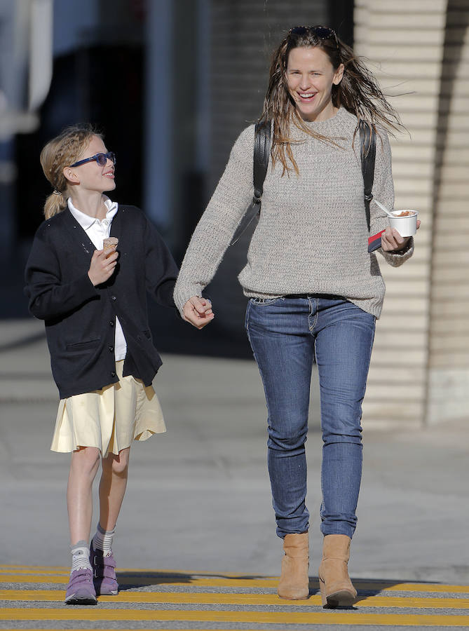 La hija de la actriz Jennifer Garner, Violet Affleck, con una coleta baja y mini trenza lateral.