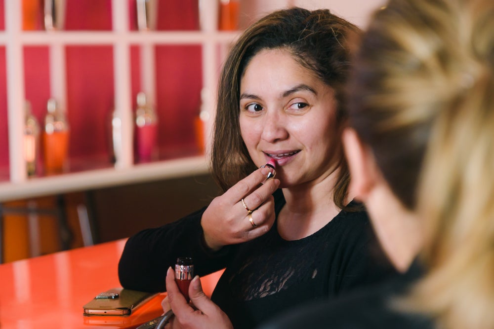 La nueva fórmula de Lancôme combina aceites hidratantes y pigmentos recogidos en un frasquito en forma de coctelera y con un original aplicador en esponja cushion. 20 tonos con distintas fragancias y sabores. Una delicida para los labios, según nos han contado las usuarias de Mujerhoy.