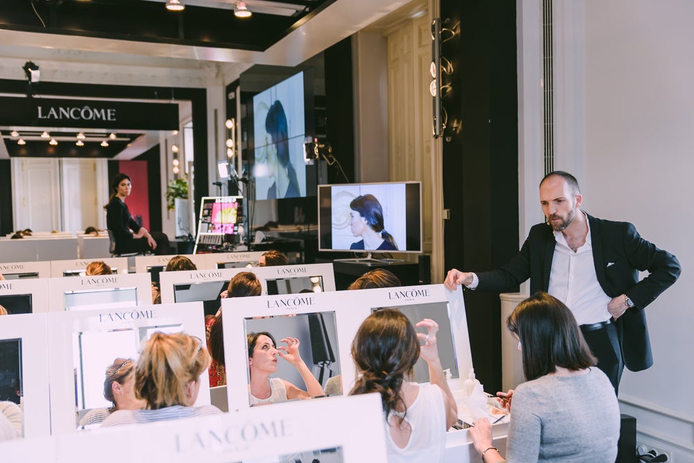 El National Make-Up Artist de Lancôme, Roberto Siguero, ha respondido las dudas que las usuarias de Mujerhoy le han planteado sobre la mejor base de maquillaje para el verano, la forma de aplicar el eyeliner o la máscara de pestañas.