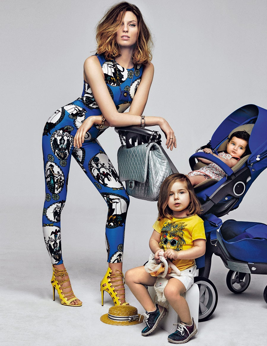 La modelo luce mono de Bimba & Lola (235 €); pendientes y anillo de Aristocrazy; colgante de Marni y sandalias de Aquazzurra. Casilda lleva camiseta de Little Marc Jacobs (45 €), falda de Lois (21,90 €) y zapatillas de Primigi. Flavia lleva conjunto de El Corte Inglés (35,90 €). Silla de paseo Silla de paseo edición especial limitada Stokke Xplory(949 €) y bolso maxi Jumbo Plata de Chanel. Muñeca de Billieblush y, en el suelo, sombrero de Mihbú. Estilismo: Verónica Suárez. Maquillaje y peluquería: Miguel Ángel Álvarez.