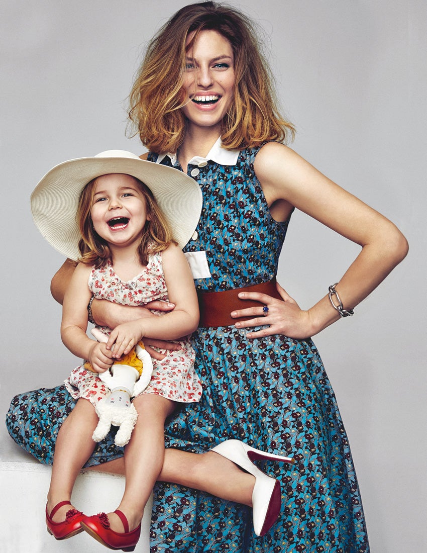 Vestido y cinturón de Marni; zapato de Úrsula Mascaro (178 €); pulsera de eslabones, de Aristocrazy; y brazalete y anillo, de Ansorena. La niña lleva vestido de El Corte Inglés (24 €), manoletinas de Pablosky (C.P.V.) y pamela de Chloe (56 €). El muñeco es de Billieblush (30 €). Estilismo: Verónica Suárez. Maquillaje y peluquería: Miguel Ángel Álvarez.