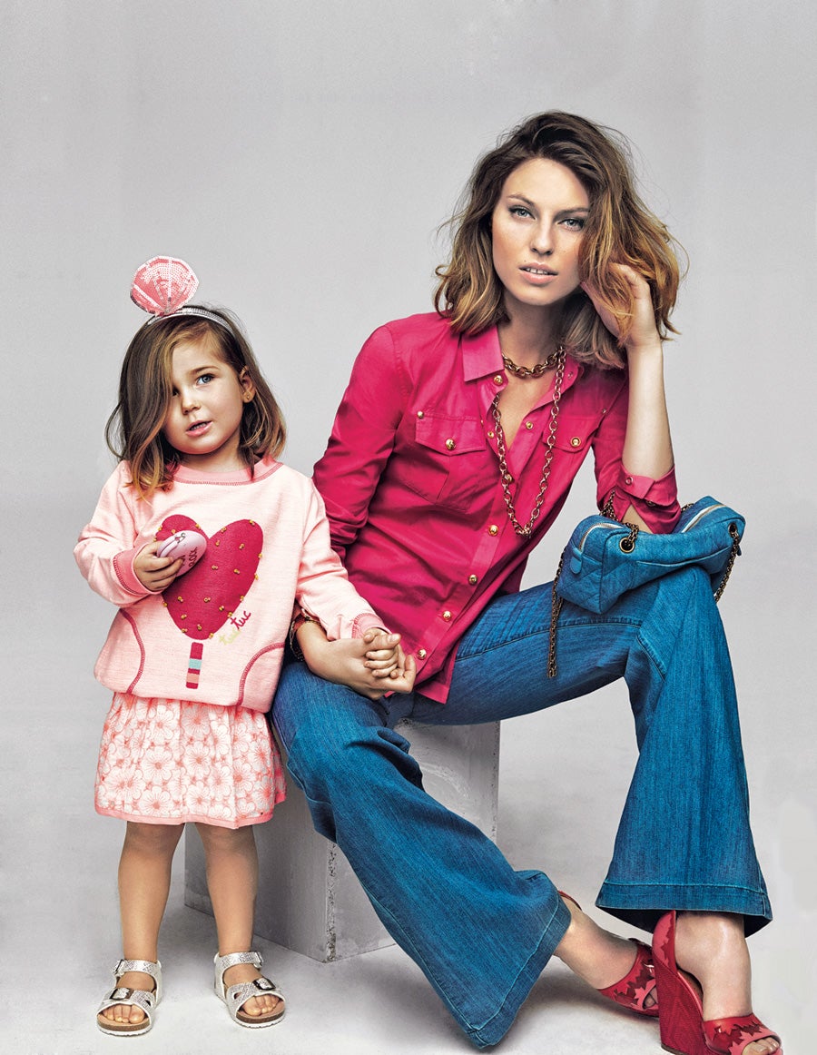 La niña lleva sudadera de Tuc Tuc, falda de Chicco (30 €), sandalias de Pablosky (29 €) y diadema de Billieblush (29,90 €). La modelo, blusa de Balmain para Delitto e Castigo (C.P.V); vaquero de Lois; cuñas de Missioni; bolso denim de Chanel; pulsera de Ansorena y collar de Aristocrazy (600 €). Estilismo: Verónica Suárez. Maquillaje y peluquería: Miguel Ángel Álvarez.